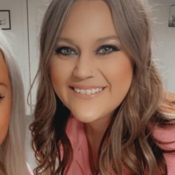 Meet your Posher, Lauren - Picture 2 of 4